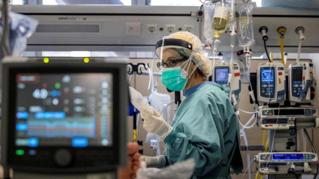 Imagen de una sanitaria en un hospital barcelonés del ICS