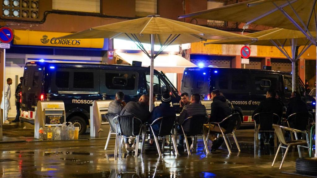 Mossos d'Esquadra en la plaza de la Llibertat de Salt, frente a la terraza de un bar