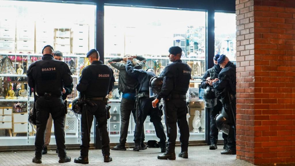 Los Mossos d'Esquadra registran a varios jóvenes en Salt