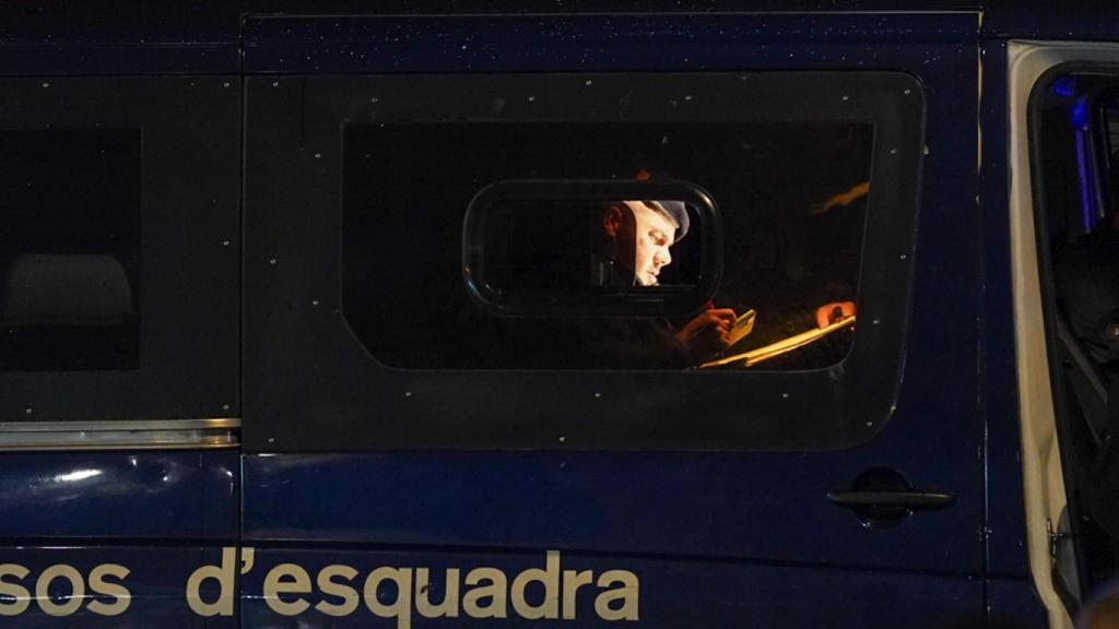Un agente de los Mossos d'Esquadra, dentro del furgón policial