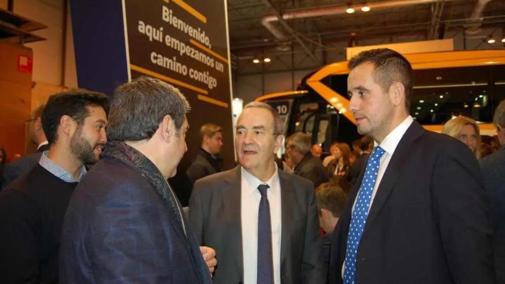 Raul López (c), presidente de Monbus, en la feria Fitur de Madrid