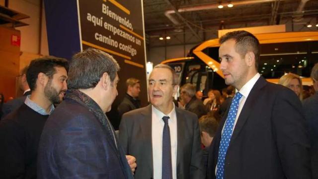 Raul López (c), presidente de Monbus, en la feria Fitur de Madrid