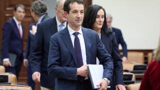 El presidente de Indra, Ángel Escribano, a su llegada a la comparecencia ante el Congreso / EP