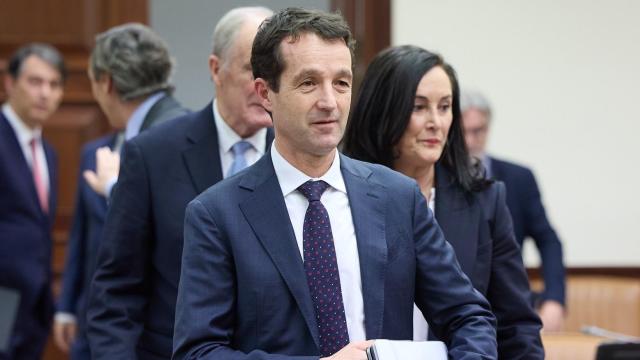 El presidente de Indra, Ángel Escribano, a su llegada a la comparecencia ante el Congreso / EP