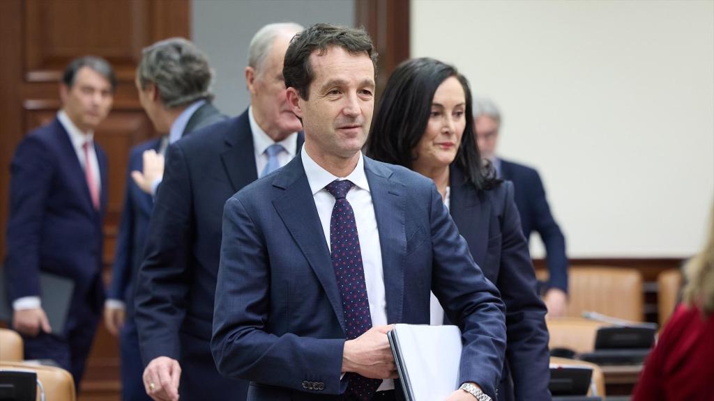 El presidente de Indra, Ángel Escribano, a su llegada a la comparecencia ante el Congreso / EP