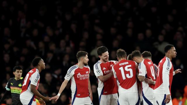 Los futbolistas del Arsenal celebran un gol ante el PSV en la Champions