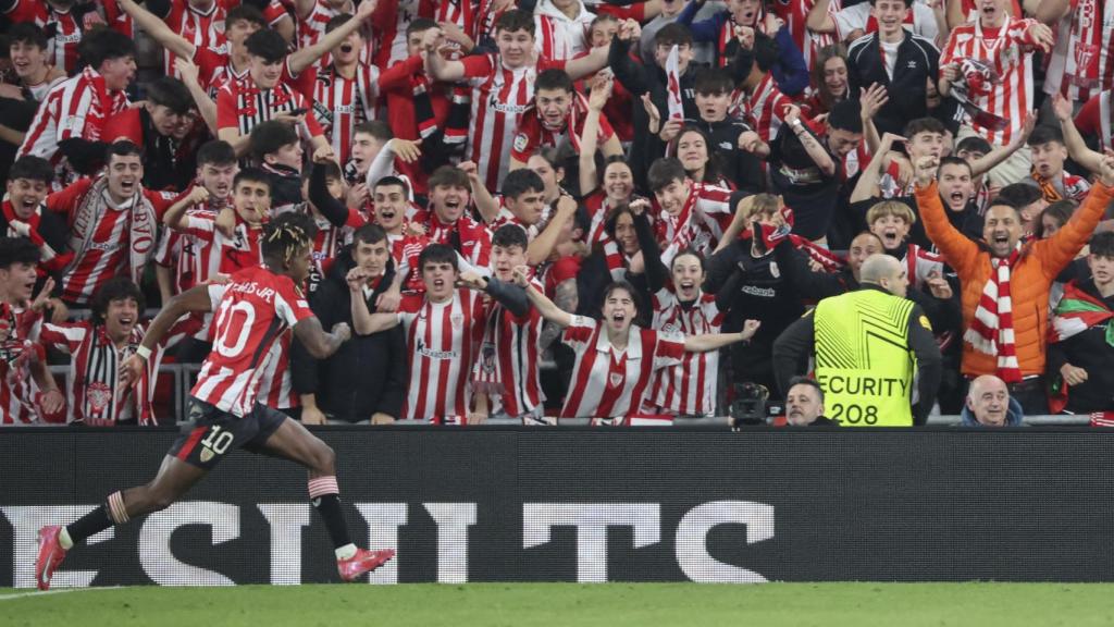 Nico Williams celebra su doblete anotado contra la Roma en Europa League