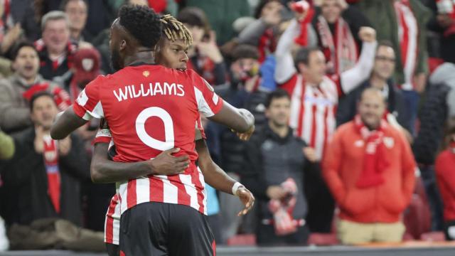 Nico abraza a su hermano Iñaki durante la victoria del Athletic contra la Roma