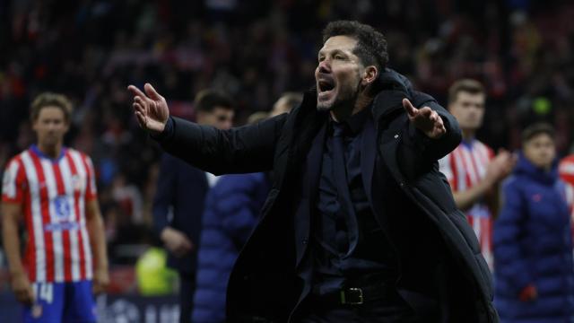 Diego Simeone anima a la afición del Atlético de Madrid tras perder en la Champions