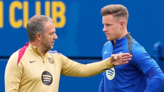 Flick y Ter Stegen conversan durante un entrenamiento del Barça en la Ciutat Esportiva
