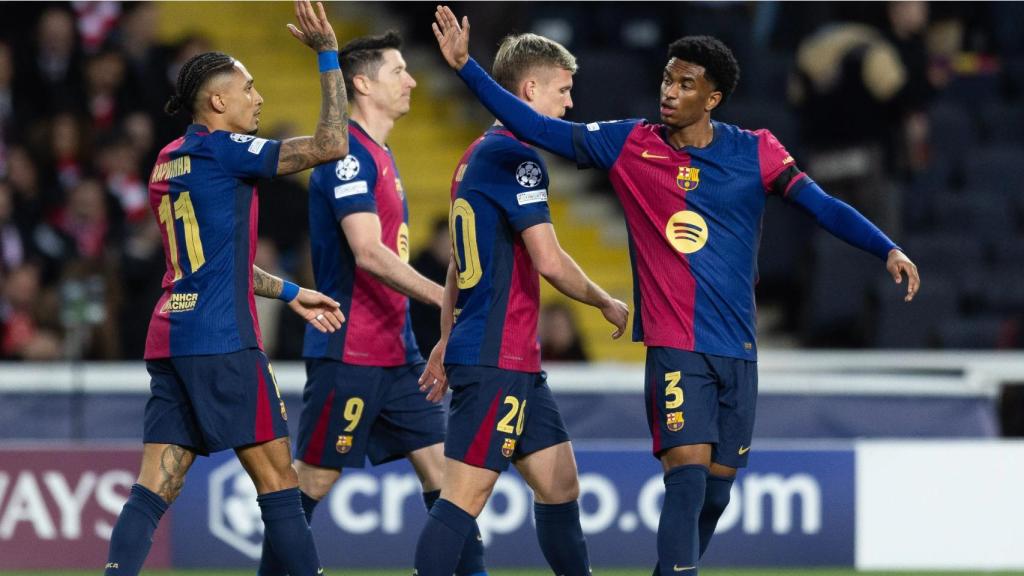 Raphinha, Alejandro Balde, Robert Lewandowski y Dani Olmo celebran un gol del Barça contra el Benfica en la Champions League