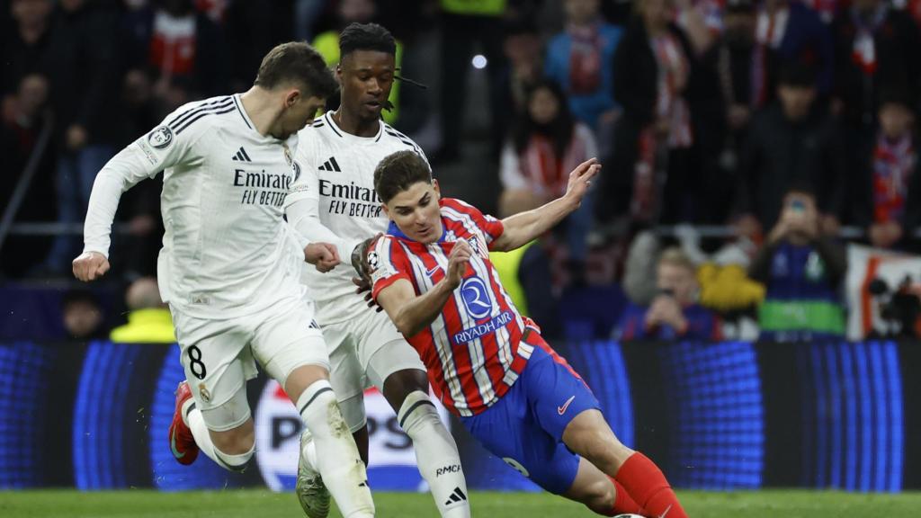 Julián Álvarez disputa la pilota a l'Atlético-Real Madrid