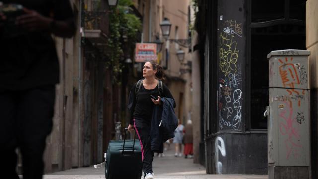 Una turista arrastrando una maleta por el centro de Barcelona