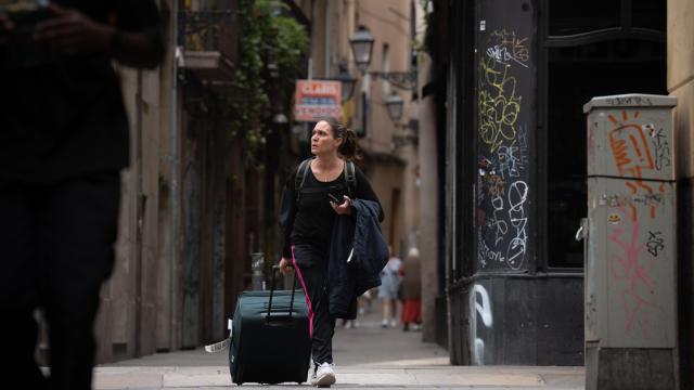 Una turista arrastrando una maleta por el centro de Barcelona
