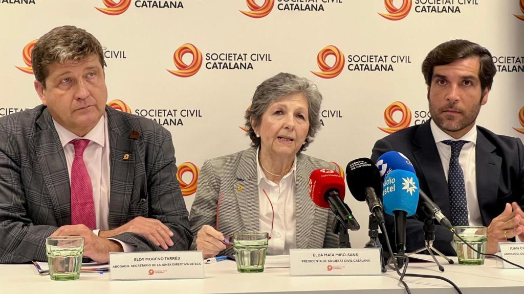 La presidenta de Societat Civil Catalana, Elda Mata, y el secretario de la junta directiva de la entidad, Eloy Moreno, junto al abogado Juan Chapapría