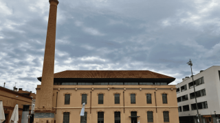 Ni museo ni restaurante: la fábrica textil que pasó a ser una biblioteca central en este pueblo catalán
