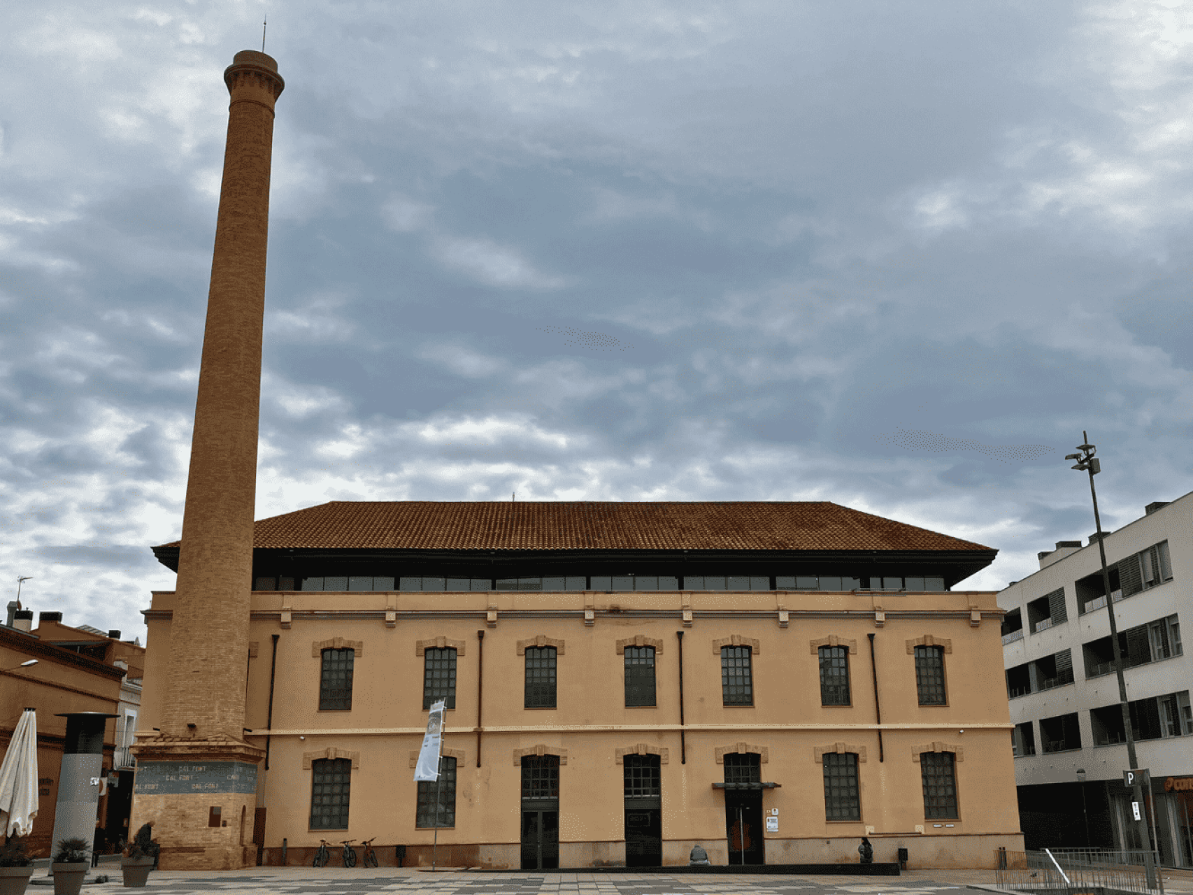 Ni museo ni restaurante: la fábrica textil que pasó a ser una biblioteca central en este pueblo catalán