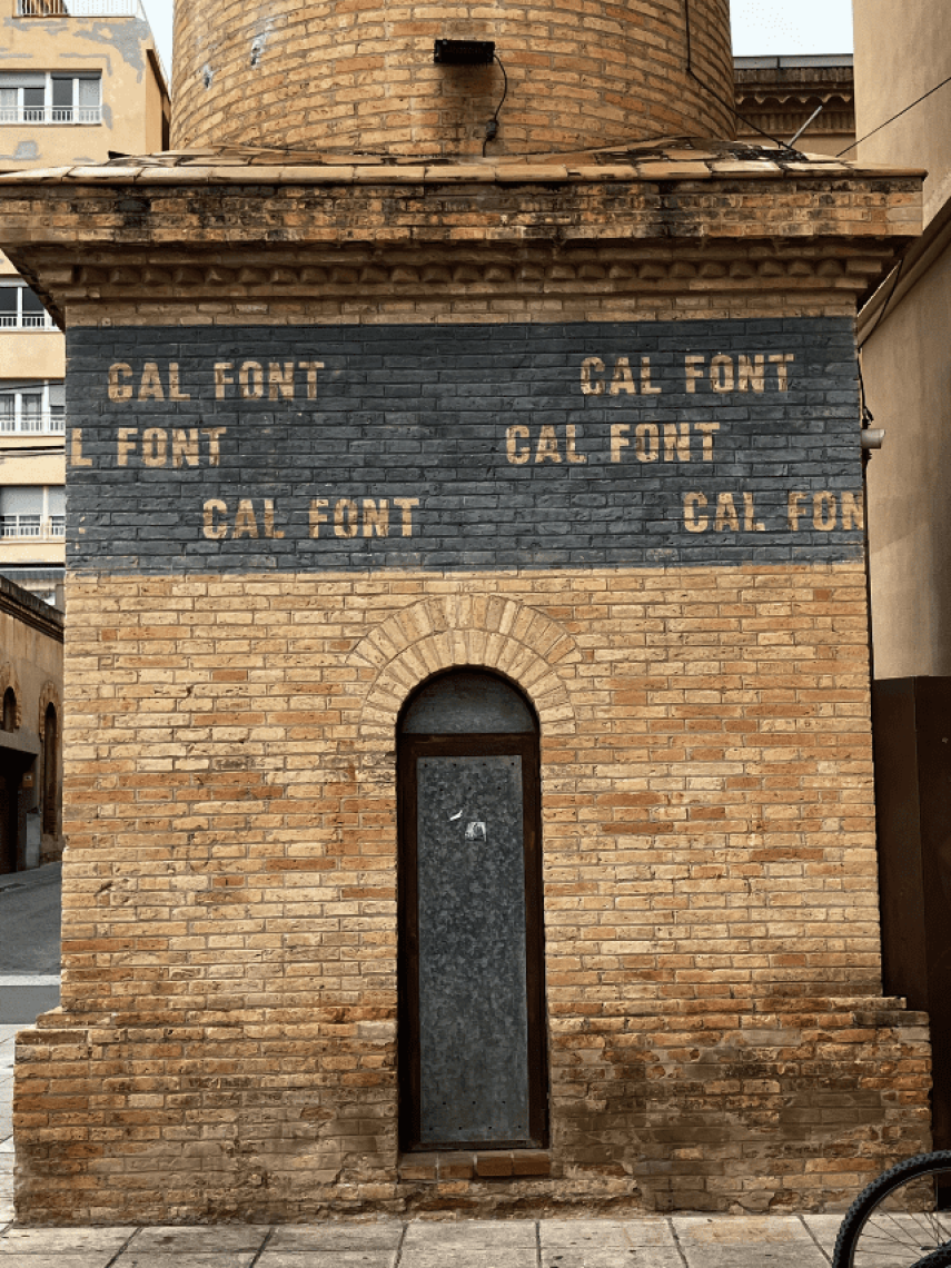 Chimenea de la antigua fábrica textil Cal Font