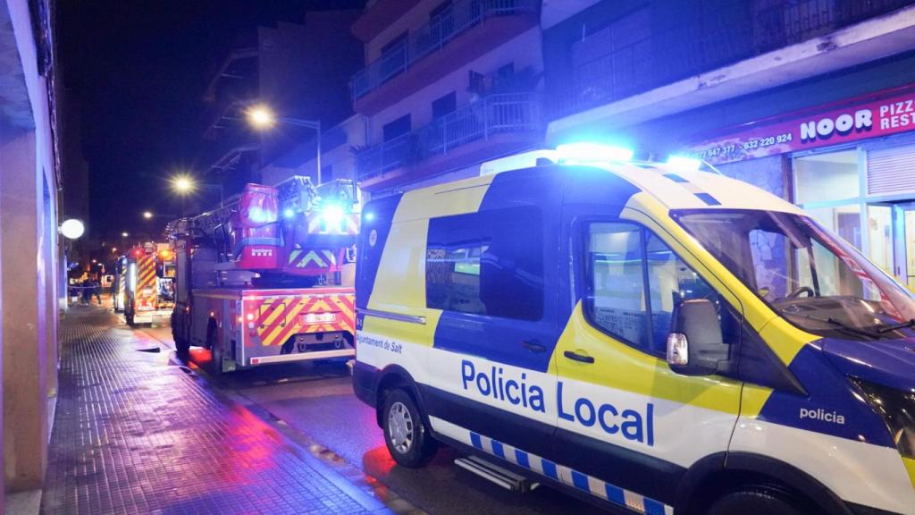Despliegue de Bomberos de la Generalitat y Policía Local de Salt por un escape de gas
