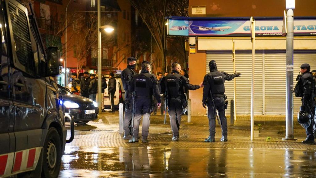 Mossos d'Esquadra despejan las calles de Salt