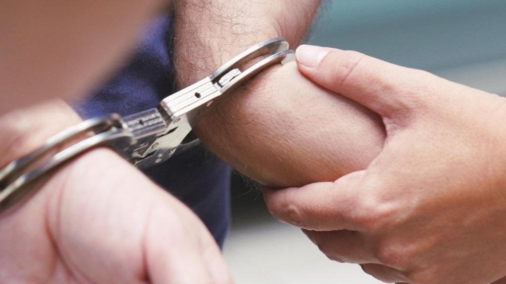 Archivo - Foto de recurso de unas esposas - MOSSOS D'ESQUADRA - Archivo