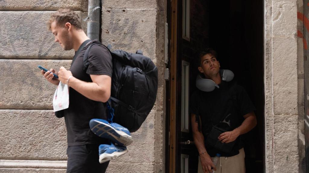 Archivo - Dos turistas en el centro de Barcelona, a 17 de septiembre de 2024, en Barcelona, Catalunya (España)