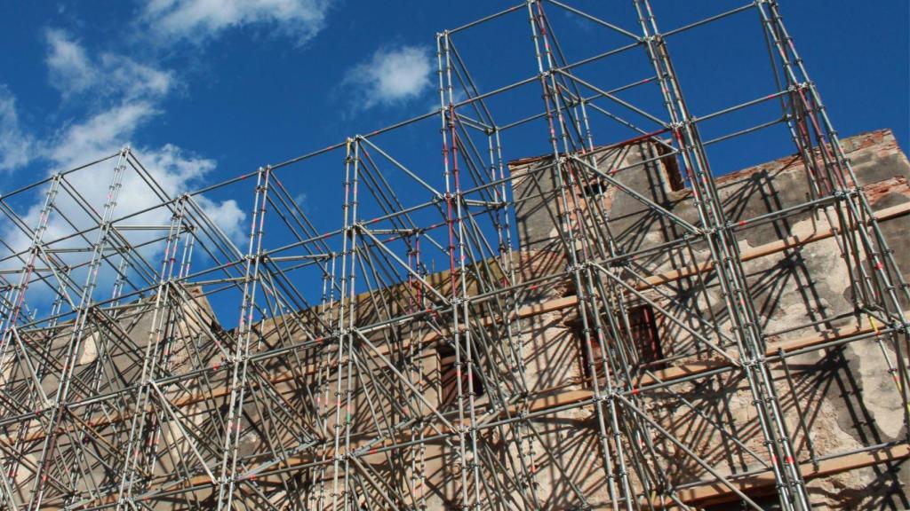Fachada con andamios