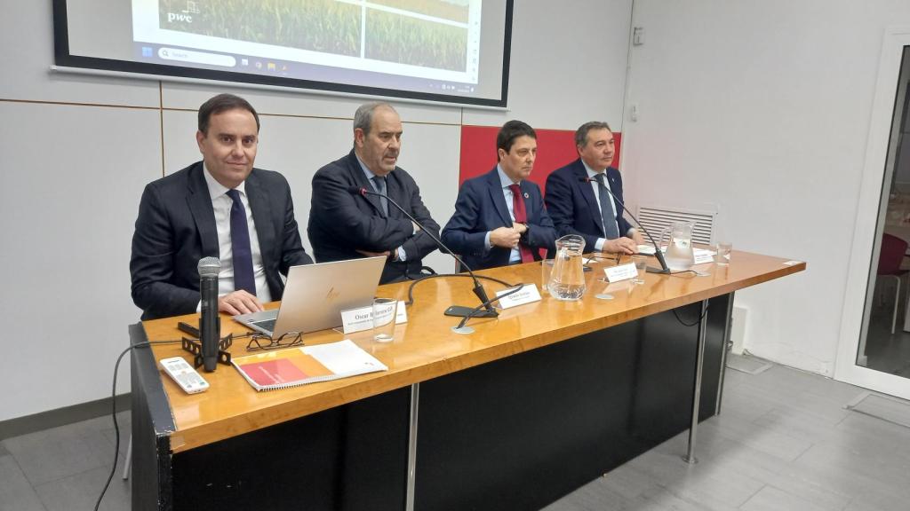 Imagen conjunta de Oscar Barrero (PwC), Ignacio Araluce (Foro Nuclear), Salvador Sedó (Foment del Treball) y Juan Pedro Sánchez (AMAC)