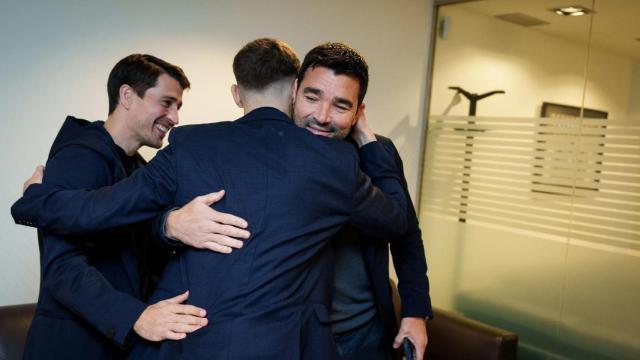 Gavi abraza a Deco y Bojan Krkic en el acto de su renovación con el Barça hasta 2030