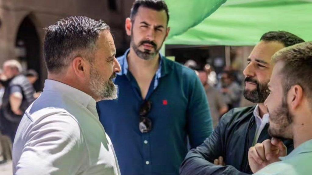 Jordi de la Fuente junto a Santiago Abascal en un acto