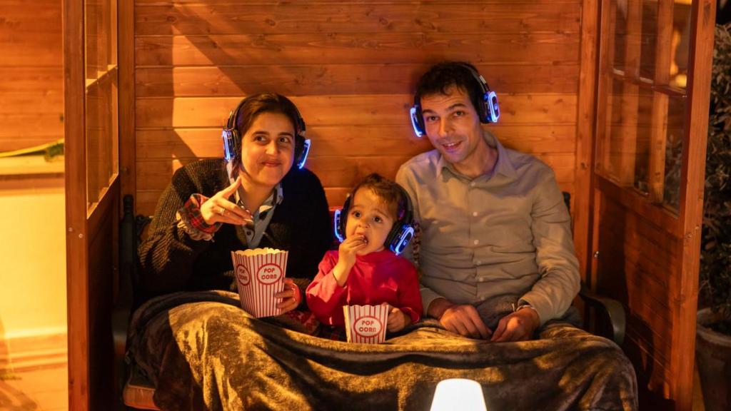 Familia viendo una película en el cine del Hotel Palace