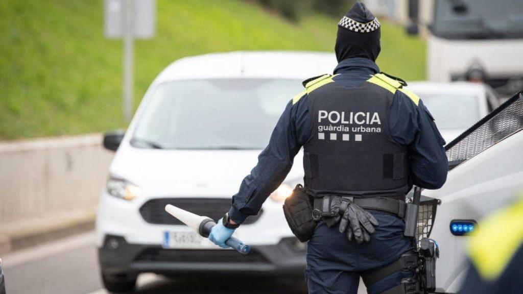 Imagen de un agente de la Guardia Urbana haciendo labores de control de tráfico