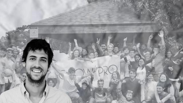 Goiko Llobet, fundador y CEO de GrowPro; de fondo, un encuentro de estudiantes en Australia organizado por la quebrada agencia