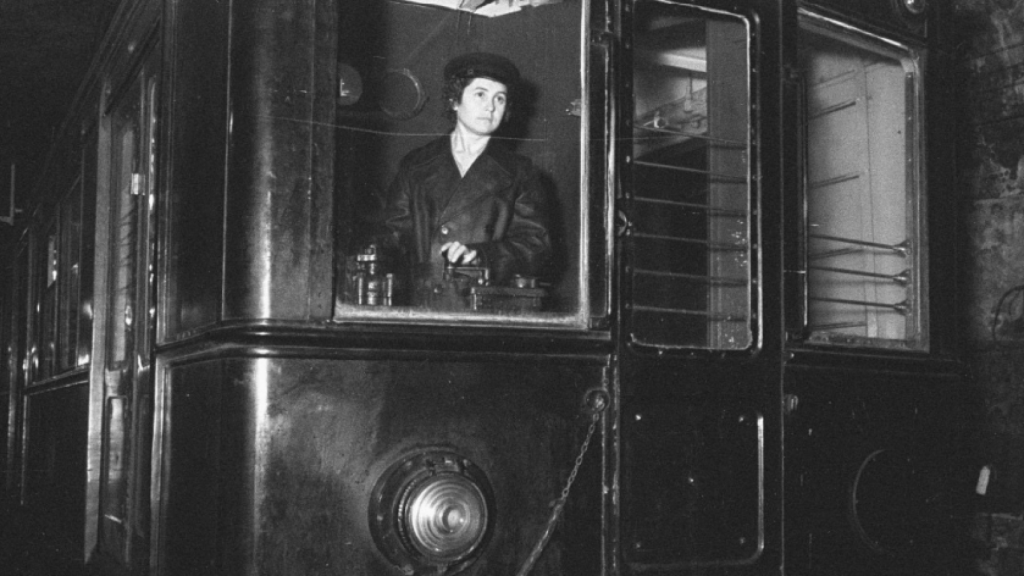 Una mujer conduce un metro en 1937