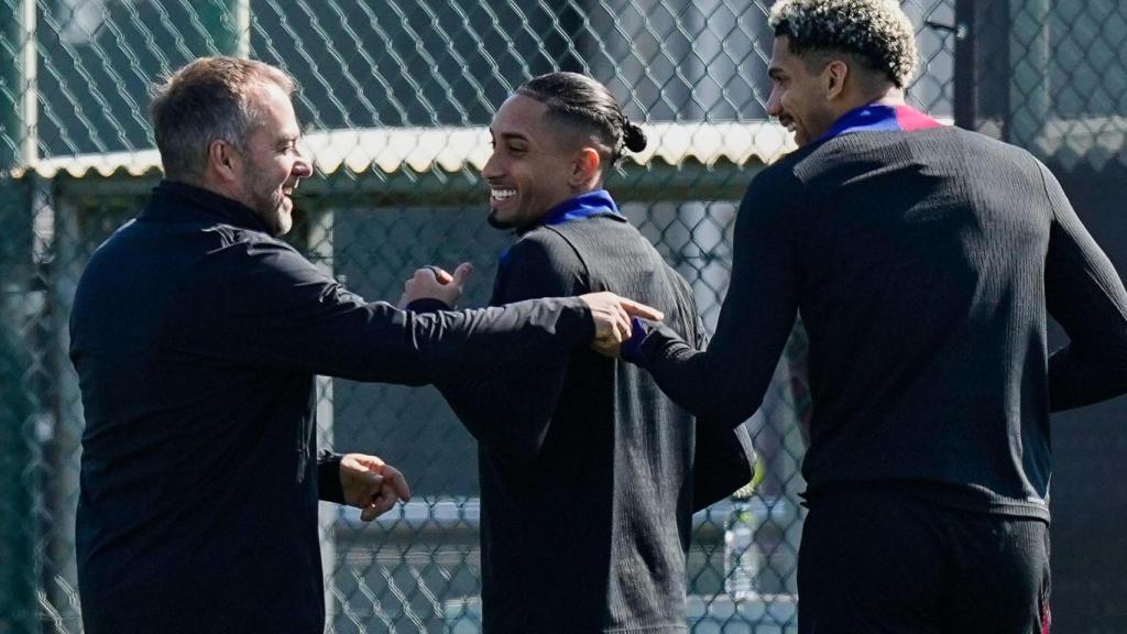 Hansi Flick, con Raphinha y Araujo