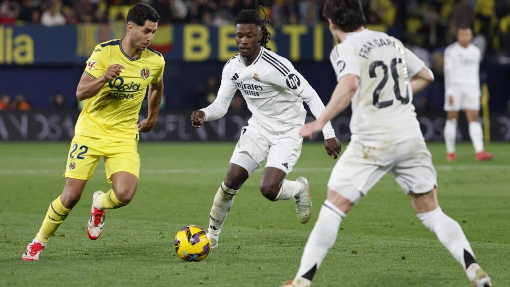 Ayoze Pérez encara a Eduardo Camavinga y Fran García en el Villarreal-Real Madrid