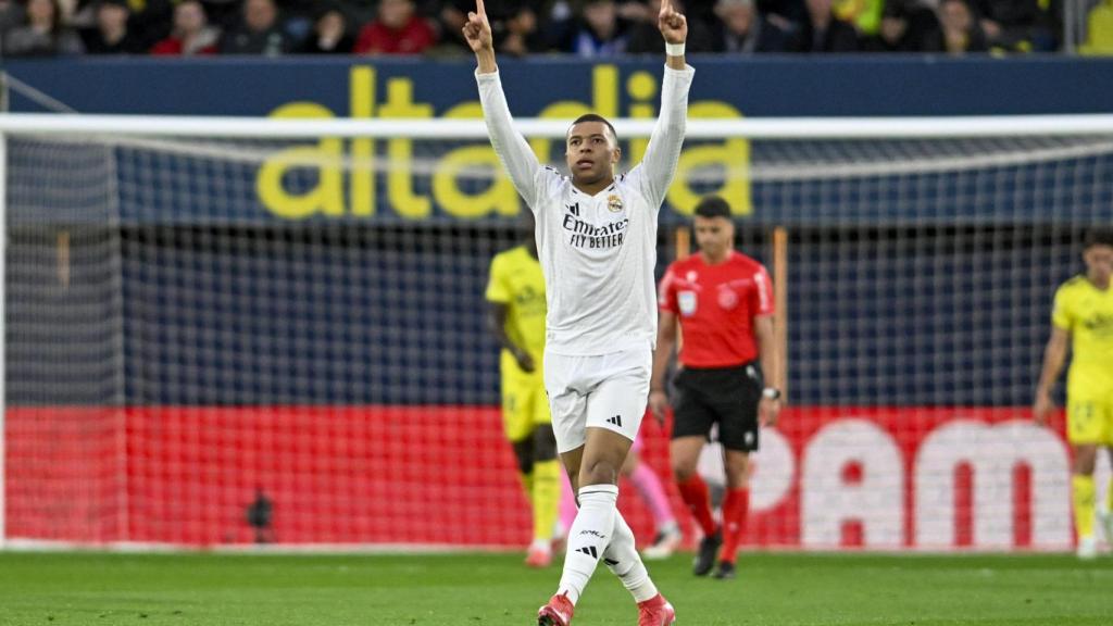 Kylian Mbappé celebra uno de sus goles en La Cerámica contra el Villarreal