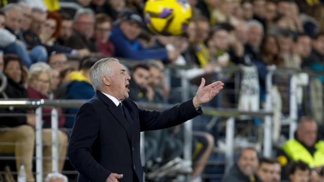 Carlo Ancelotti protesta durante el Villarreal-Real Madrid