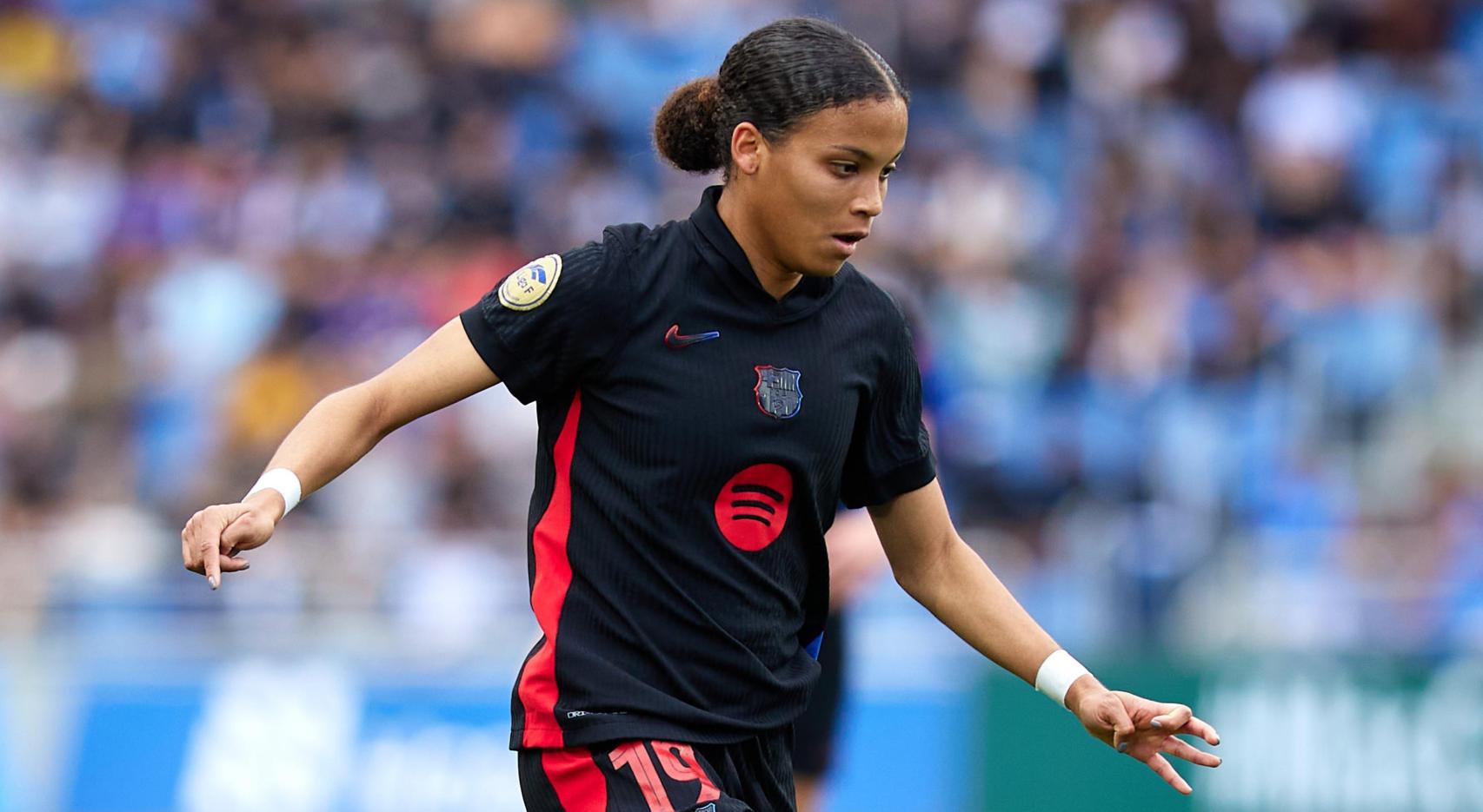 Vicky López encara a una rival en el UD Tenerife-Barça Femenino de Liga F