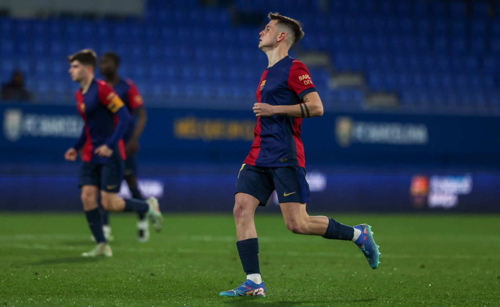 Rubén López, en acción durante el Barça B-Tarazona de Primera RFEF
