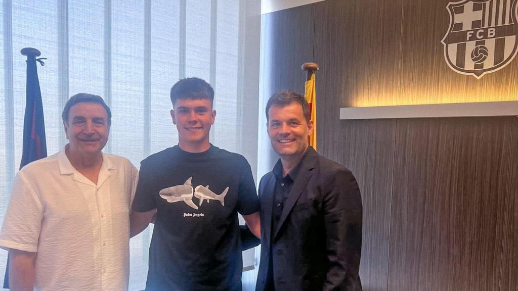Max Bonfill firma su renovación con el Barça junto a José Ramon Alexanco y Joan Soler Ferre