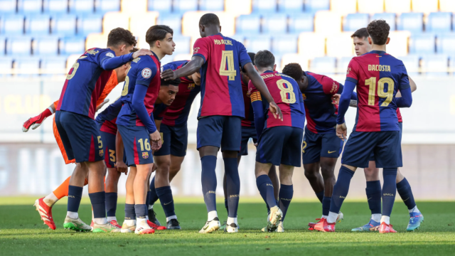 Los jugadores del Barça B hacen piña durante el empate contra el Tarazona en el Estadi Johan Cruyff