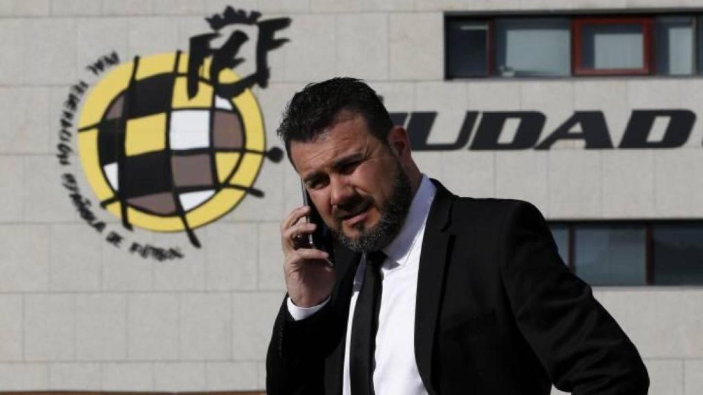 Miguel Galán, el denunciant, davant la seu de la RFEF