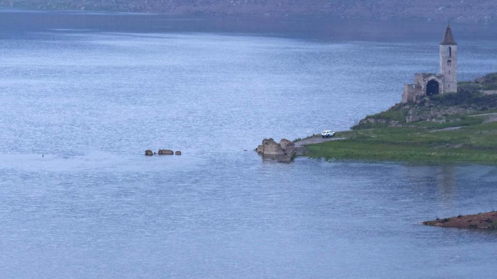 Imagen del icónico campanario del Pantano de Sau
