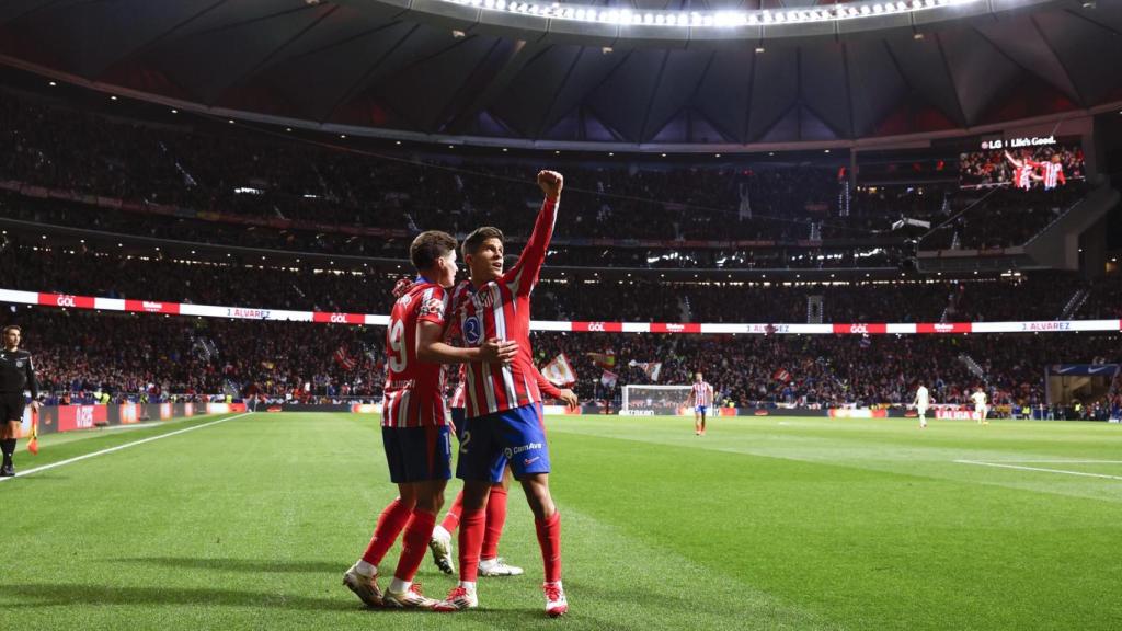 Giuliano Simeone y Julián Álvarez celebran el gol del Atlético