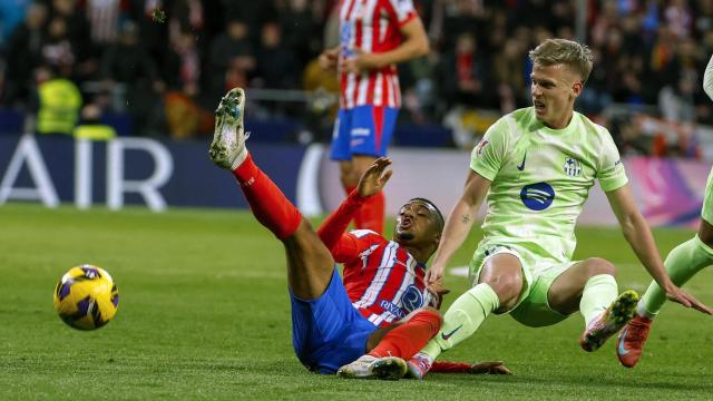 Samuel Lino realiza una entrada sobre Dani Olmo en el Atlético de Madrid-Barça
