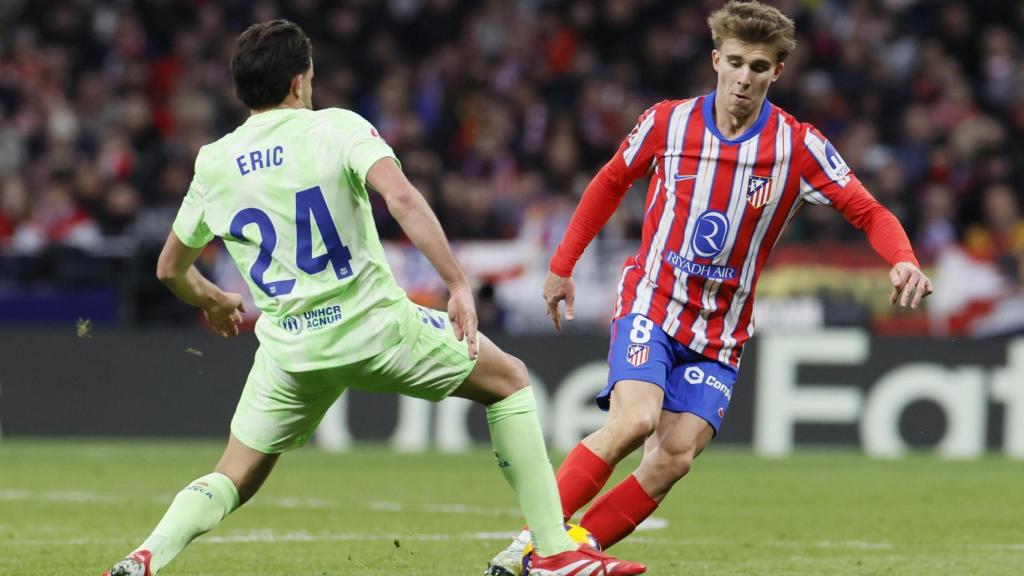 Éric García defiende a Pablo Barrios en el Atlético de Madrid-Barça