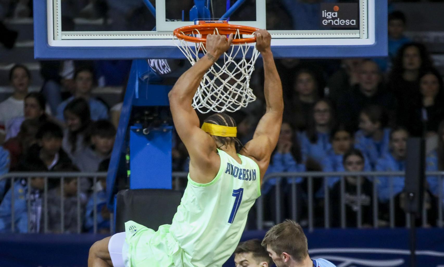 Justin Anderson machaca el aro en el Andorra-Barça de basket