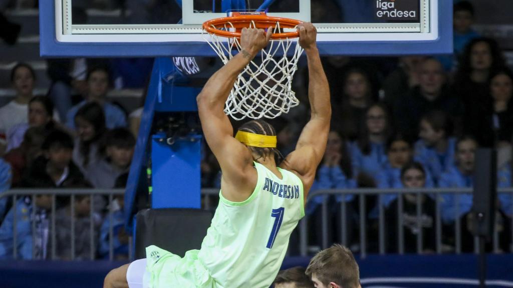 Justin Anderson machaca el aro en el Andorra-Barça de basket