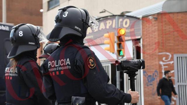 Agentes de la BRIMO de los Mossos d'Esquadra ante el bar Agapito de L'Hospitalet de Llobregat